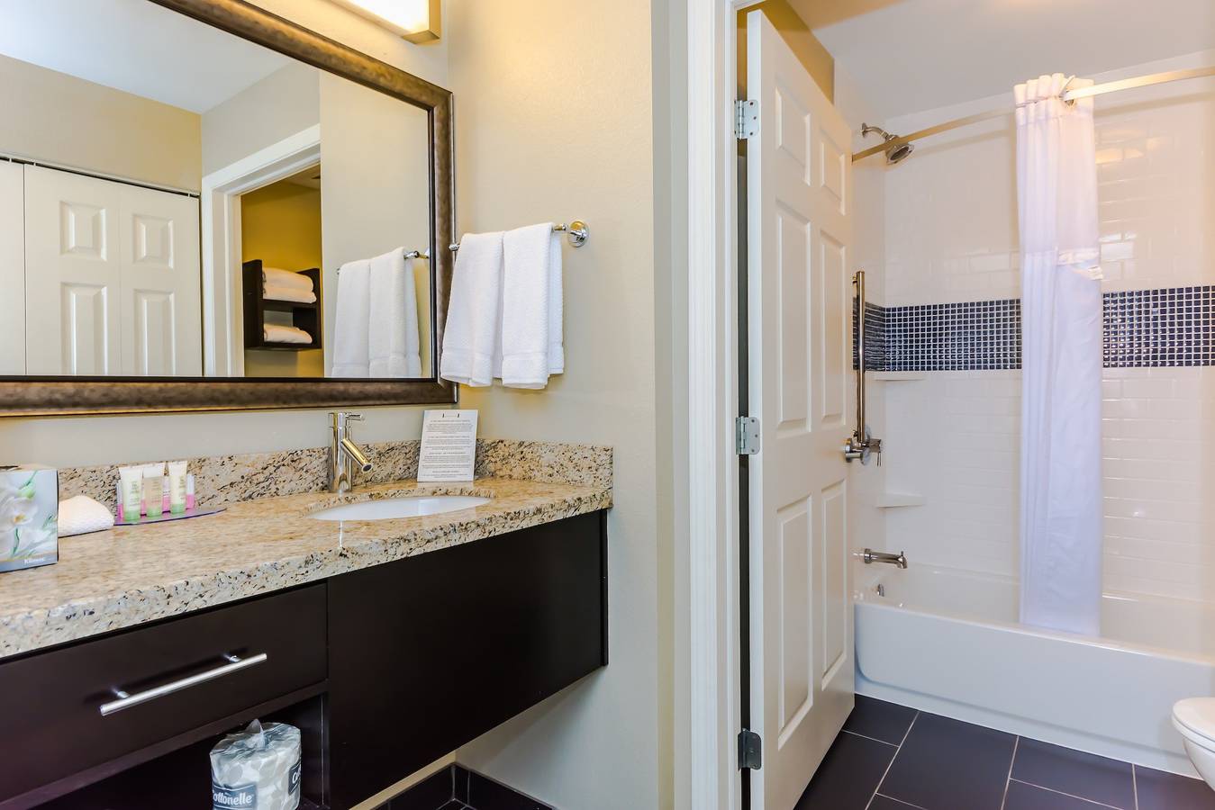 Ganzes Studio, Staybridge Suites Grand Forks in Grand Forks, Grand Forks County