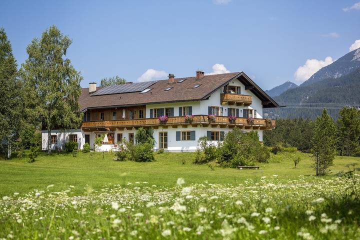 Ferienwohnung für 6 Personen, mit Garten im Karwendel