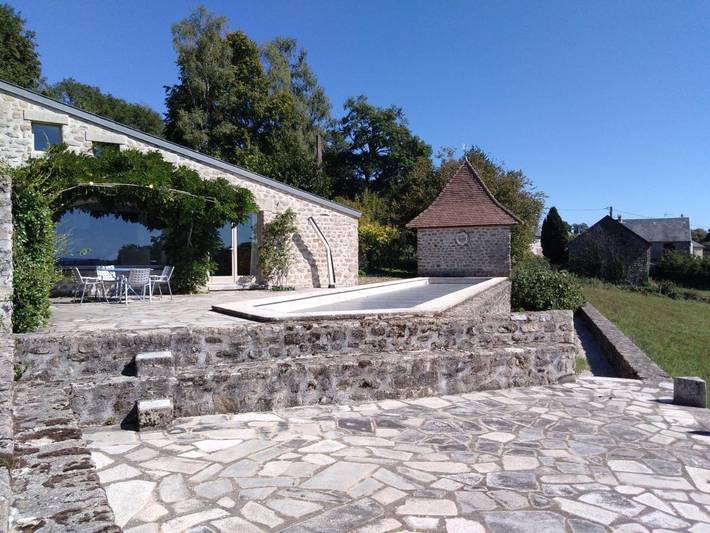 Gîte pour 2 personnes, avec piscine ainsi que terrasse et vue à Naillat