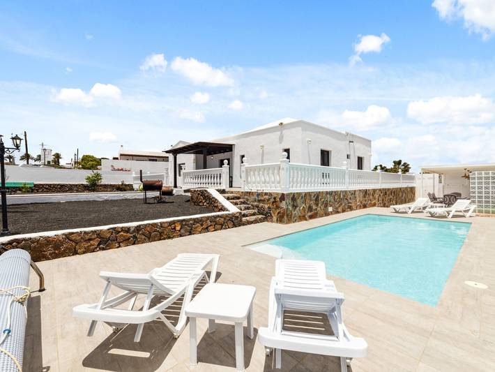 Location de vacances pour 7 personnes, avec Terrasse ainsi que Jardin et Piscine dans El Mojón (Lanzarote)