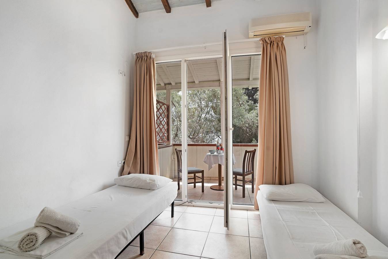 Entire apartment, Apartment 'Mezoneta 3' with Sea View and Air Conditioning in Perigiali, Greece