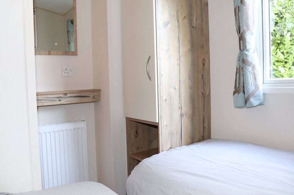Snowdrop Lovely caravan, veranda and dogs stay free at Rockley Park Poole Dorset in Poole, Poole Harbour