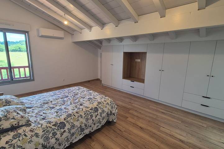 Completely renovated 18th century Basque farmhouse, in a quiet location with views of the hills. in Souraïde, Bayonne und Umgebung