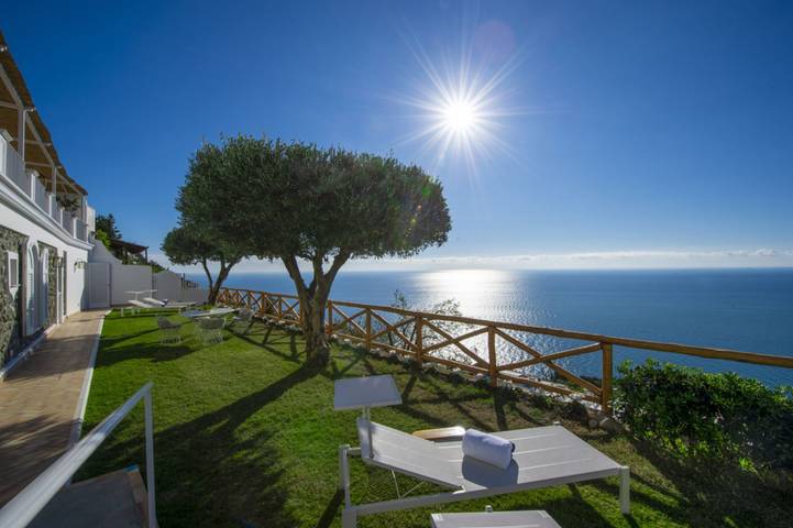 Location de vacances pour 6 personnes, avec terrasse ainsi que jardin et piscine à Praiano - 3