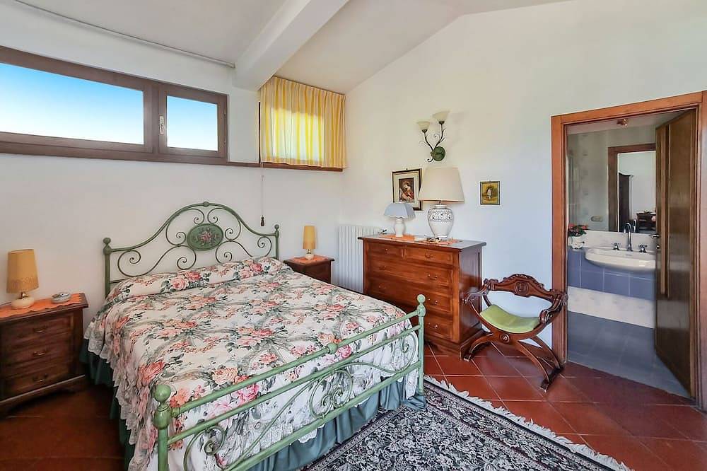 Villa Piazza, privater solarbeheizter Pool, zu Fuß zu allen Einrichtungen! Wifi in Piazza al Serchio, Garfagnana