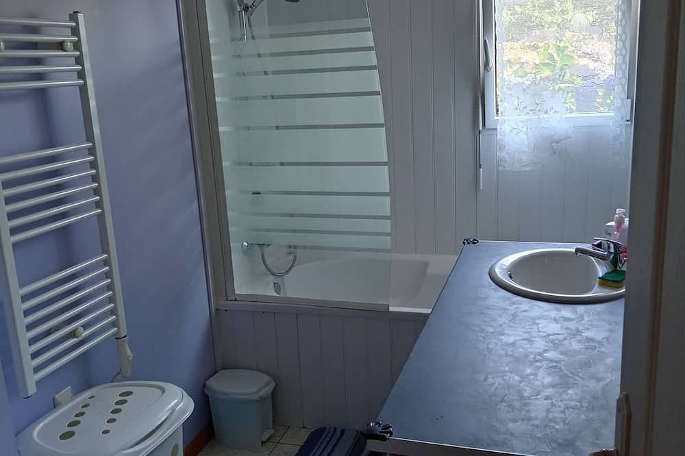 Maison en Bois en Campagne, Proche de L'océan Atlantique et du Golfe du Morbihan in Lauzach, Côte des Mégalithes