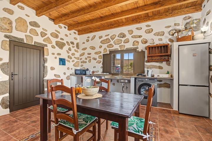 Casa Clarita: House with Mountain Views, Private Terrace, and Wi-Fi in Tindaya, La Oliva