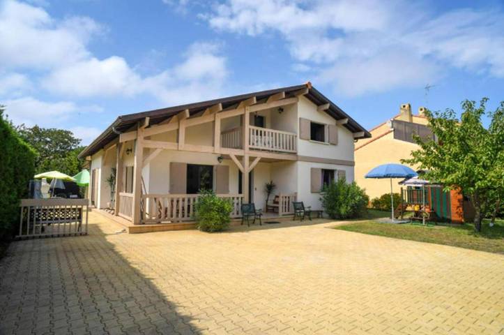 Location de vacances pour 12 personnes, avec balcon ainsi que jardin et piscine dans Plage de La Hume