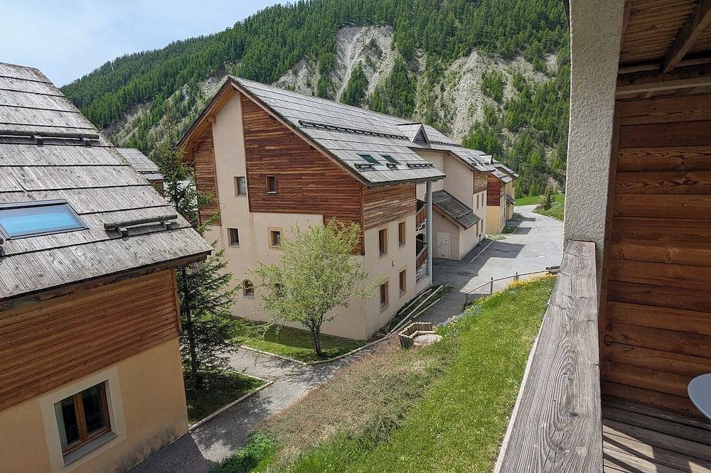 Entire apartment, 3-room apartment sleeps 6 with swimming pool in summer and at the foot of the slopes in winter in Arvieux, Queyras