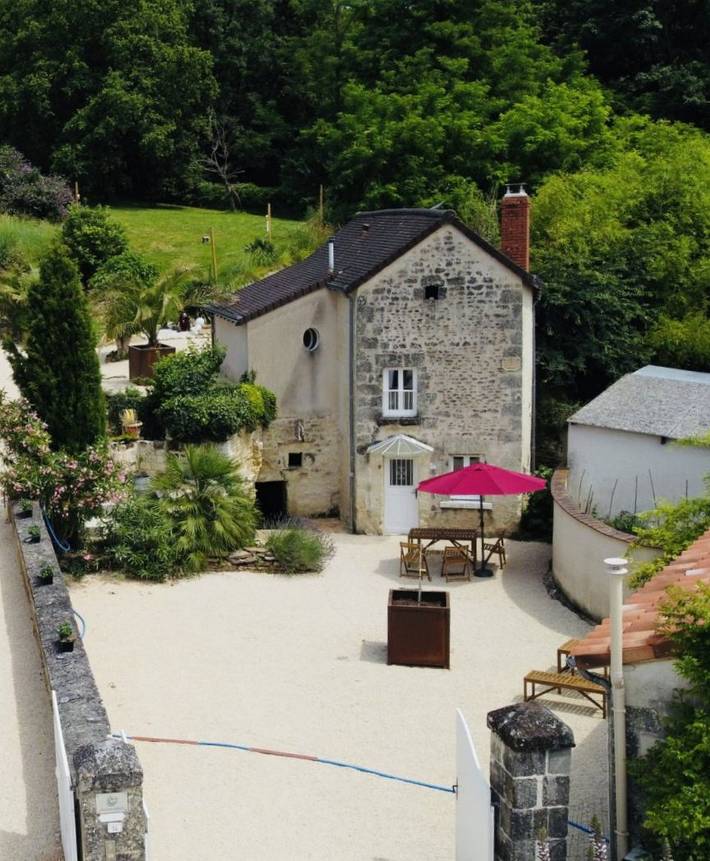 Gîte pour 4 personnes, avec Jacuzzi et Terrasse ainsi que Jardin et Piscine