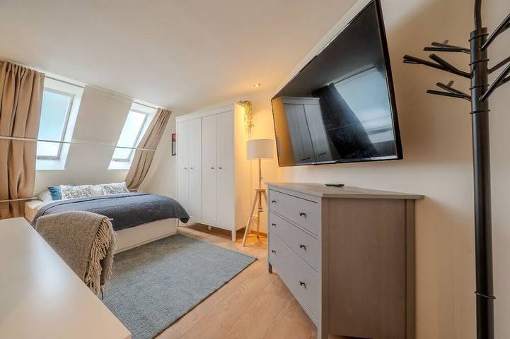 Ganze Wohnung, Großzügige Dachgeschoss-Suite 3 Schlafzimmer Küche & Essbereich in Lüneburg, Nordheide