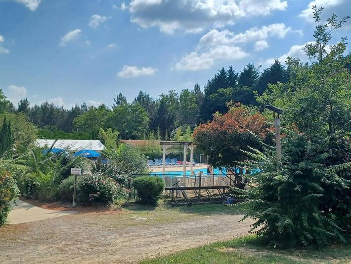 Camping pour 4 personnes, avec jardin ainsi que terrasse et piscine