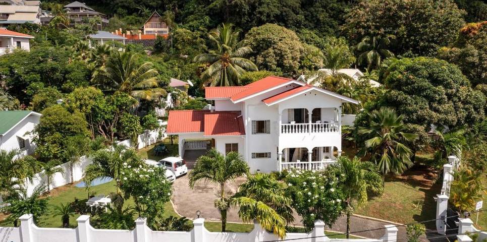 Location de vacances pour 6 personnes, avec jardin et vue, adapté aux familles dans Beau Vallon