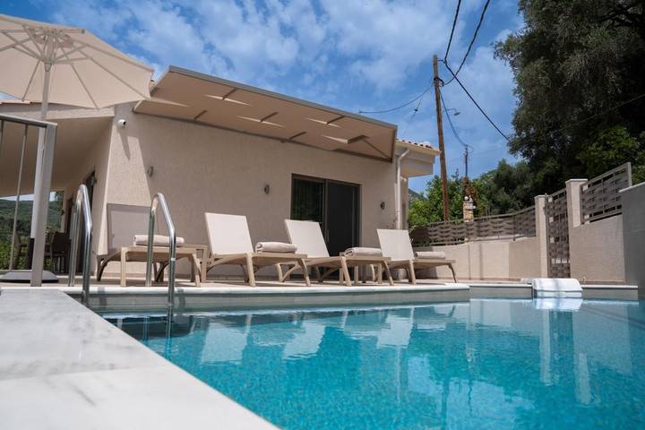 Villa for 4 people, with pool and garden as well as balcony in Parga