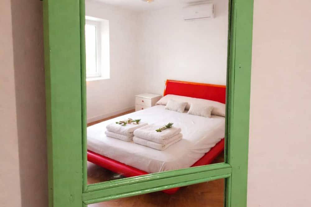 Country House with a game room and barbecue near Alarcón for 6 people in La Manchuela