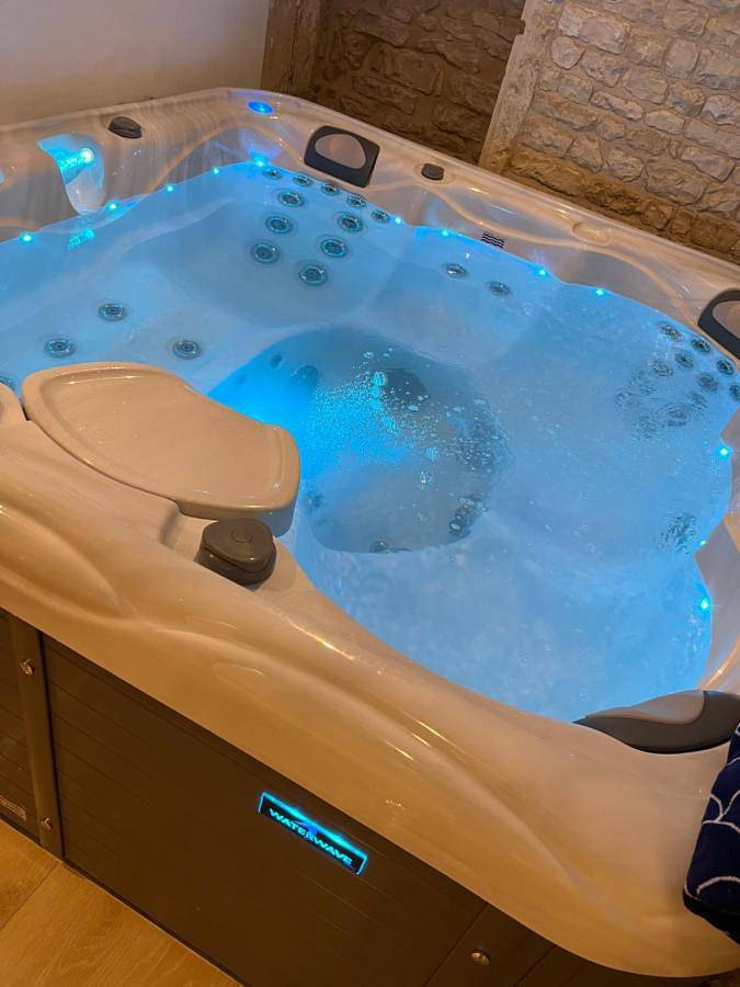 Location de vacances pour 4 personnes, avec jacuzzi et jardin ainsi que piscine et sauna à Bouhet - 4