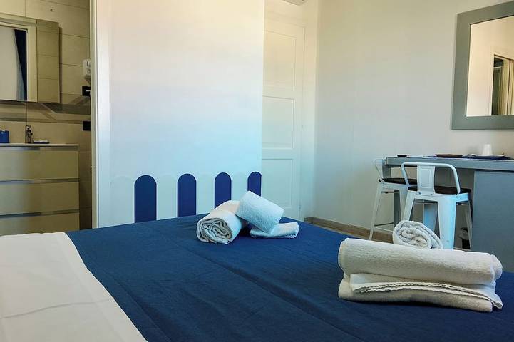 18 Sqm double room with private bathroom, refrigerator, air conditioning Vesuvius view in Pompei, Vesuvio National Park