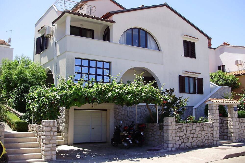 Ganze Wohnung, 2-Zimmer-Ferienwohnung mit Terrasse Mali Losinj, Losinj in Mali Lošinj, Lošinj