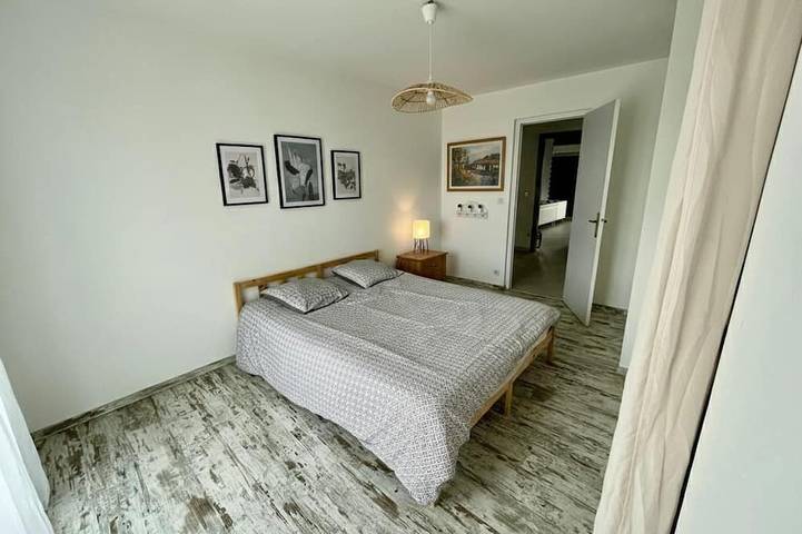 Entire apartment, 4-Bedroom Apartment, 130 m², for Rehabilitation/Vacation Use in Balaruc-le-Vieux, Mediterranean Coast (France)