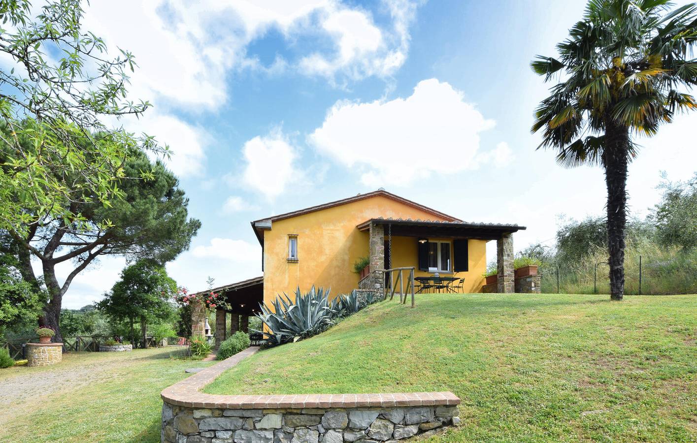 Oasi di Santa Maria con AC, piscina e parcheggio, a 1 km dal centro città in Lucignano, Chianti