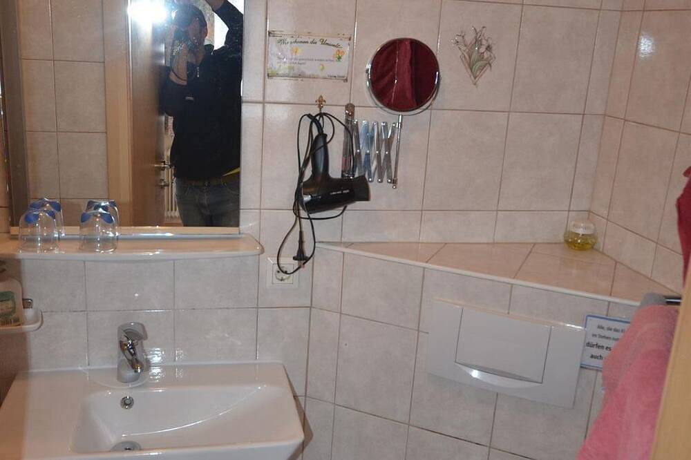 Zimmer 3 - Haus Pfandler in Tuxer Alpen, Buch in Tirol