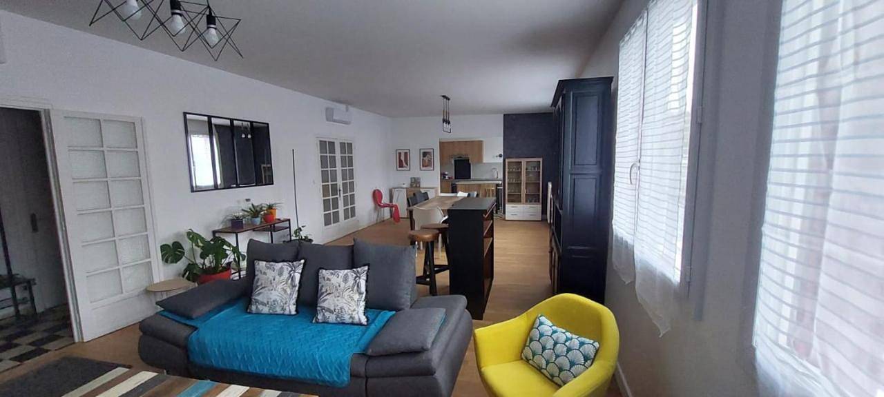 Appartement entier, Issoudun appart élégant 150m² in Issoudun, Région d'Issoudun