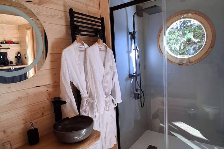 Gîte pour 2 personnes, avec jacuzzi ainsi que jardin et terrasse à Chambon-sur-Lac - 3