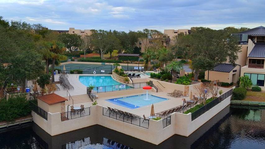 Vacation rental for 4 people, with yard and pool as well as balcony in Hilton Head Island