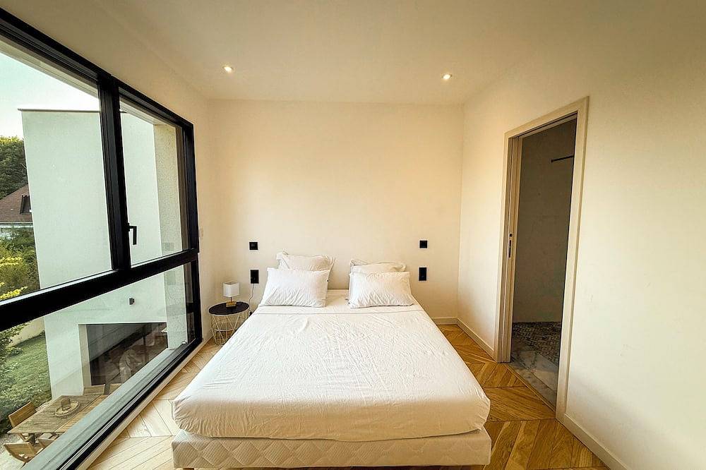 Private pool villa for up to 8 guests – near Loire Valley castles, 2h from Paris in Blois, Blois region