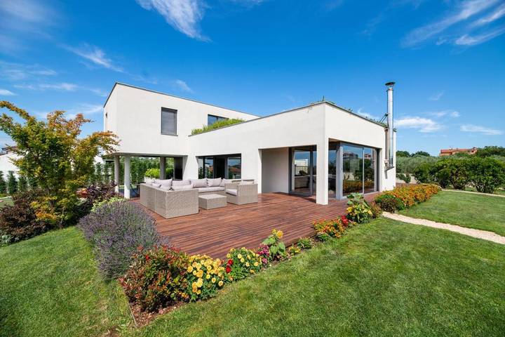 Villa für 8 Personen, mit Pool und Garten sowie Ausblick, mit Haustier in Umag