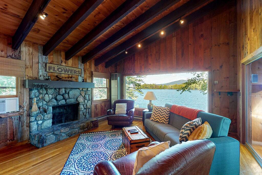 Pet Friendly waterfront house on Lake Winnipesaukee sleeps 6 in Moultonborough, Lake Winnipesaukee