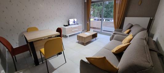 Gîte pour 4 personnes, avec balcon à Balan