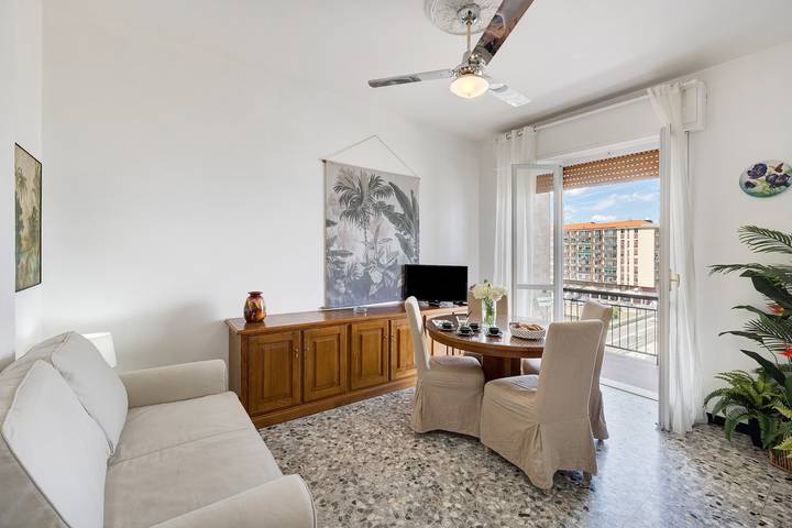 Appartamento intero, Appartamento 'Riva Mare 1' con posto auto, vista mare, balcone e Wi-Fi in Bagni Madonnetta, Vado Ligure