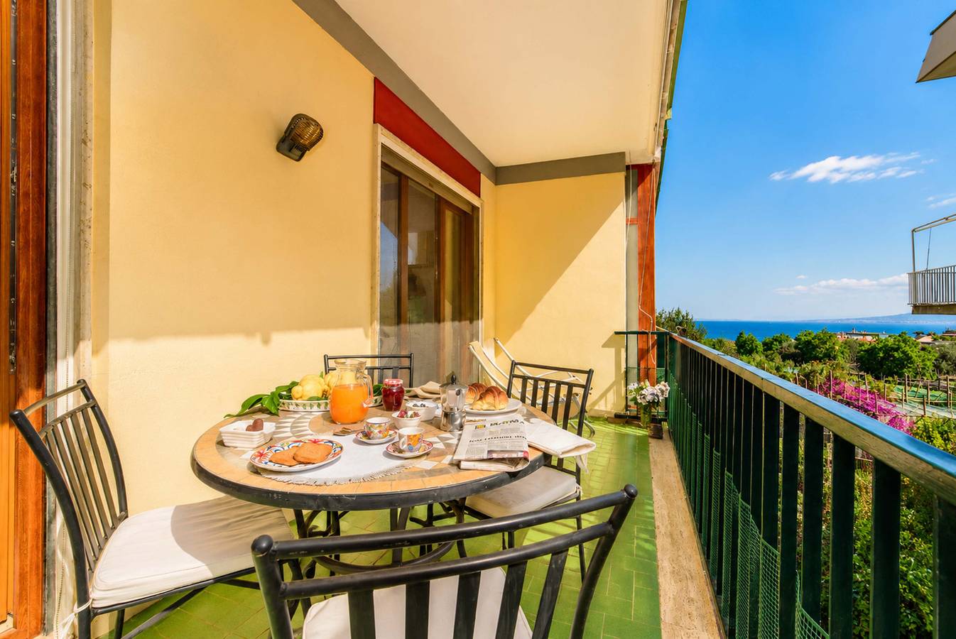 Appartamento intero, Amore Rentals - Appartamento Sally con Terrazza e Vista Mare Parziale in Sorrento, Sorrento Coast