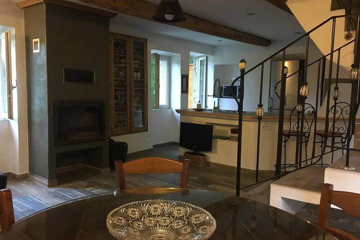 Gîte pour 5 personnes, avec Terrasse ainsi que Jardin et Piscine