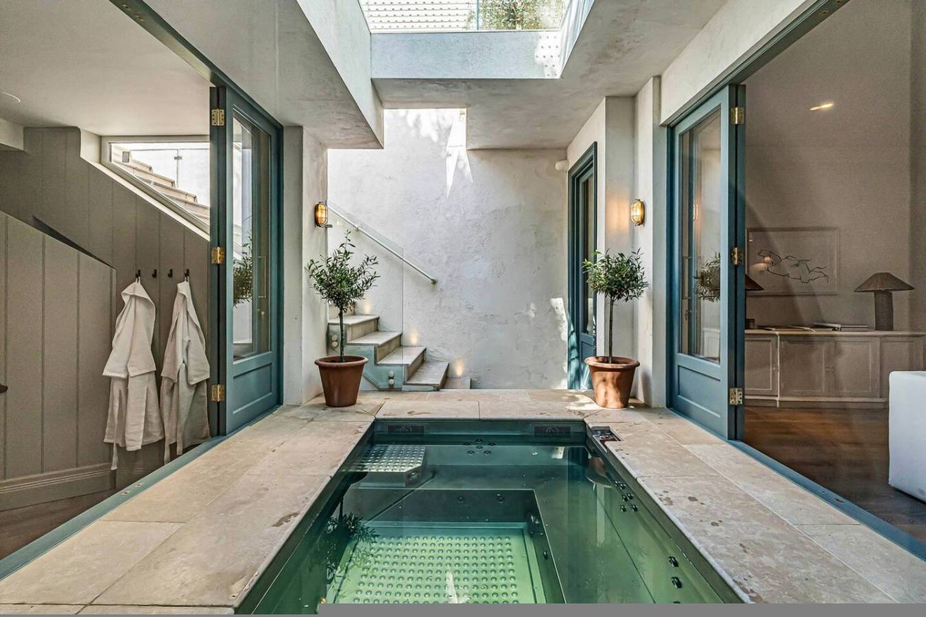 Luxury 6-Bed Mansion | Gym | Sauna | Pool | Ac in Hammersmith and Fulham, London