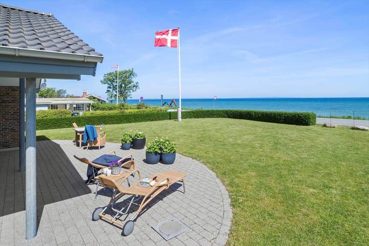 Ferieudlejning for 8 personer, med have og terrasse samt jacuzzi i Ajstrup Strand