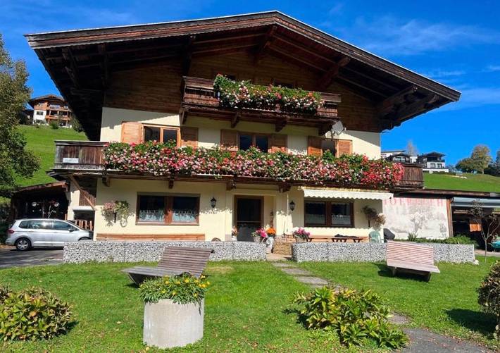 Privatzimmer für 2 Personen, mit Balkon und Terrasse sowie Garten und Ausblick