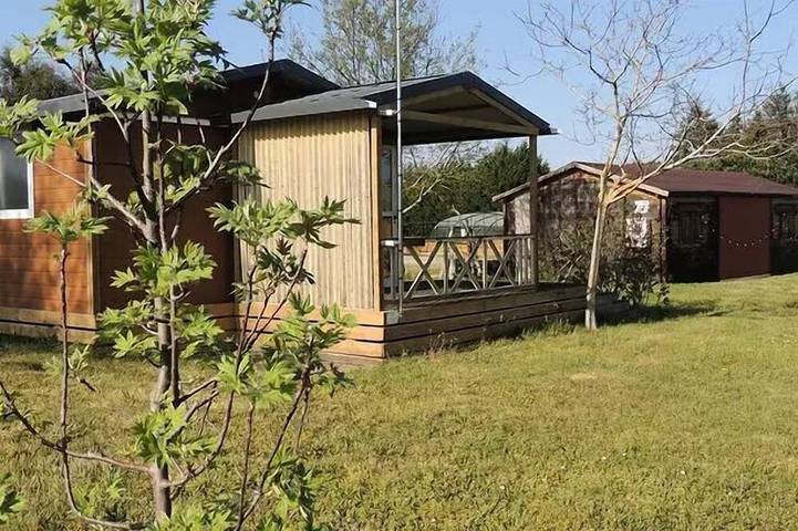 Camping für 2 Personen, mit Terrasse in Allier
