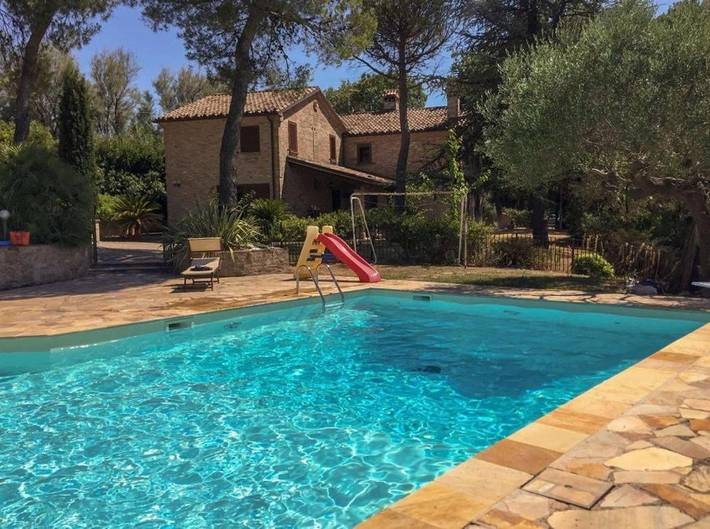 Casa vacanza per 13 persone, con Idromassaggio e Giardino nonché Piscina e Panorama a Gradara