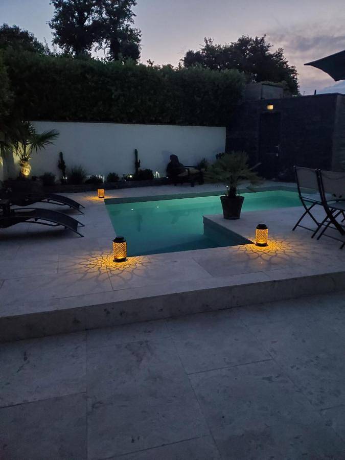 Location de vacances pour 4 personnes, avec piscine ainsi que vue et jardin à Poisy - 2