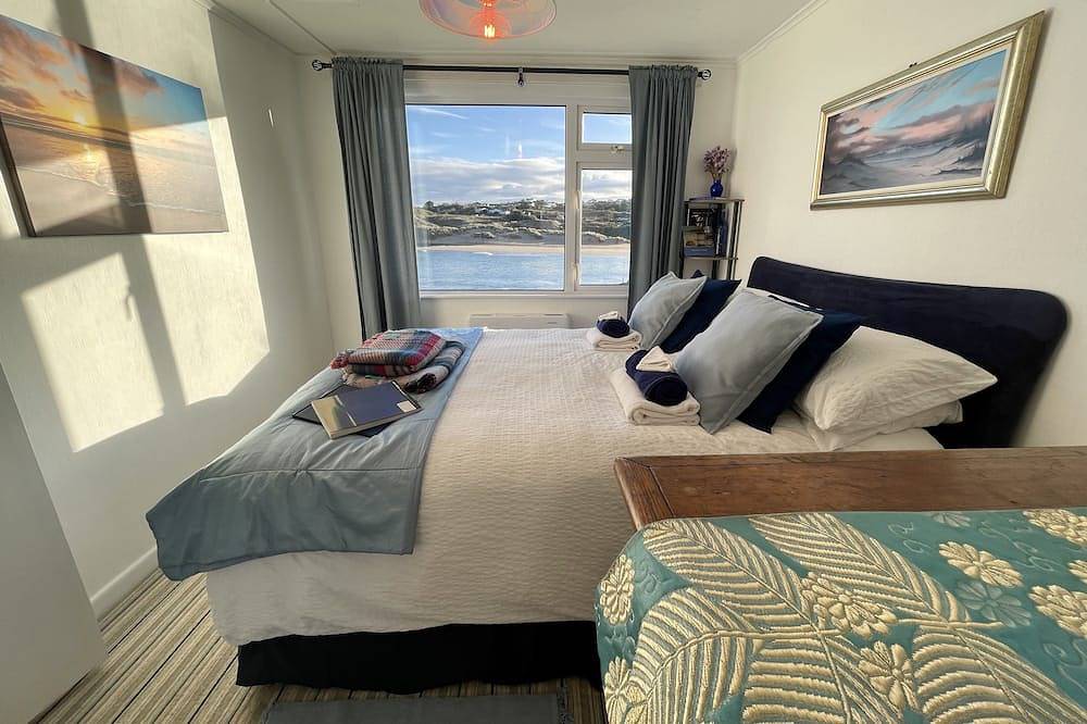 Beachpad's Beach House on *Best Beach 2024 The Times with +Hot Tub Parking Wifi in Hayle, Cornwall