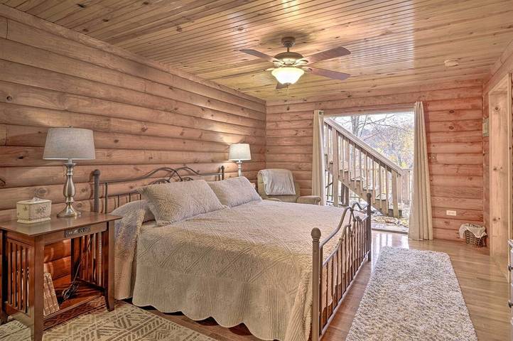 Log cabin for 21 people, with yard in Lake Cumberland
