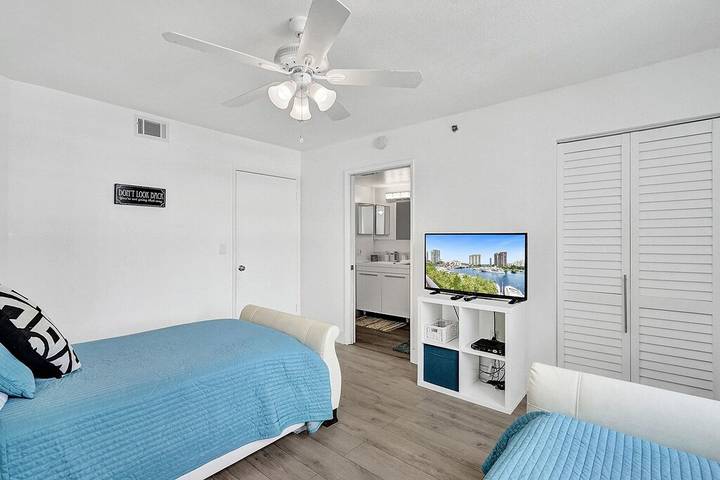 Vacation rental for 4 people, with balcony and pool as well as hot tub in Aventura FL