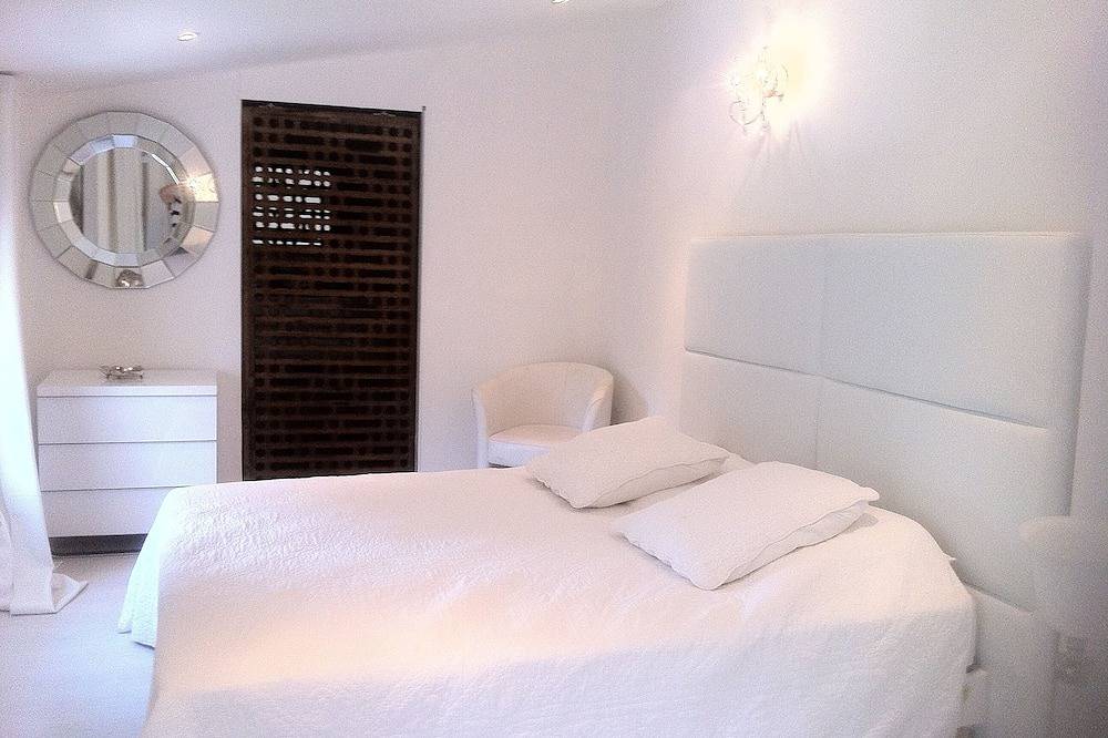 Private Domain 36 pers. with 2 pools, consisting of authentic Mas and Houses in Saint-Gilles, Nimes region