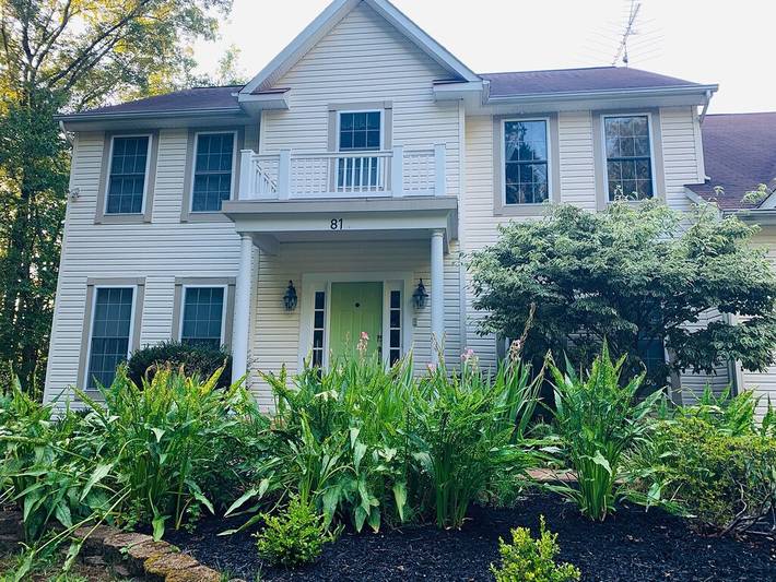 Vacation rental for 16 people, with hot tub and yard in Lake Anna