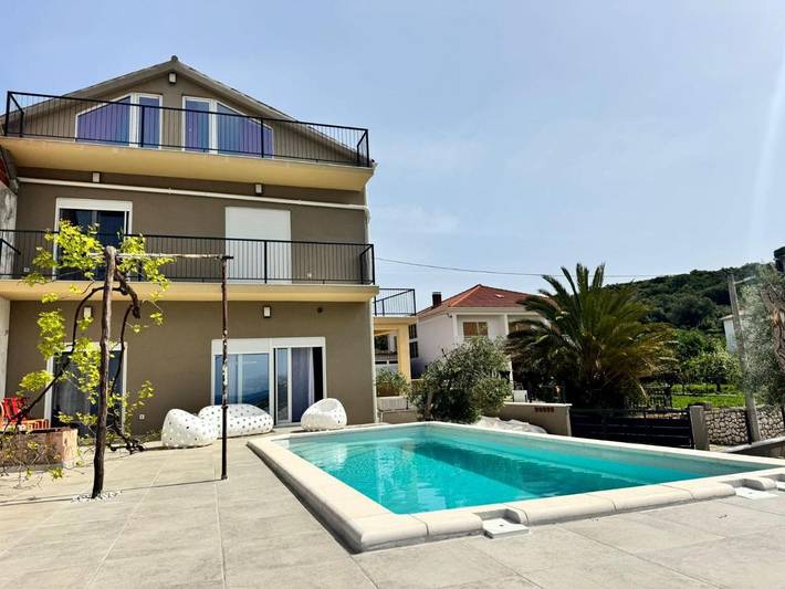 Holiday apartment for 2 people, with Terrace and Garden as well as Pool and View in Lun