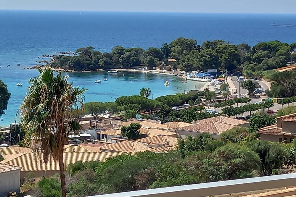 Appartement entier, Appart. Ajaccio Sanguinaires T1Bis - vue superbe - plage Marinella  à 150 m in Ajaccio, Golfe D'Ajaccio
