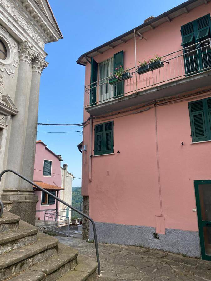 Location de vacances pour 3 personnes, avec Balcon ainsi que Terrasse et Vue à Carro (Liguria)