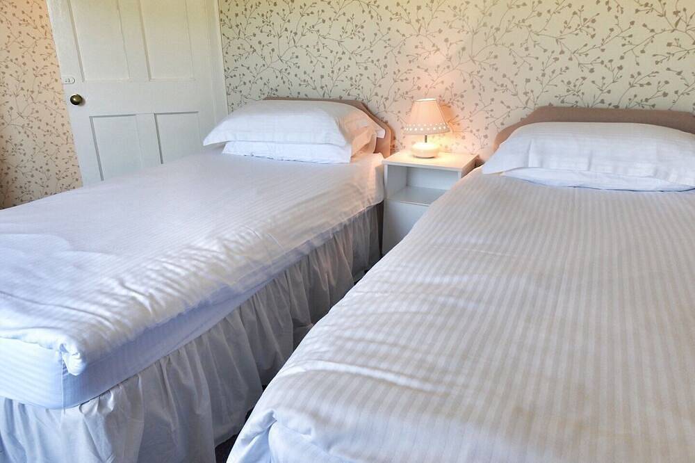 Cosy Traditional Croft House, close to white sandy beaches. in Highlands
